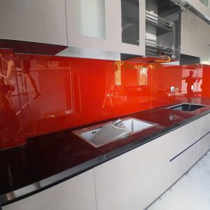 Kính Sơn Màu Bếp Hình Chữ I