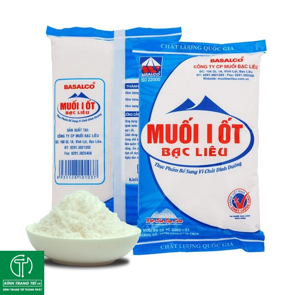 Dùng Muối Làm Sạch Gương Dán Tường