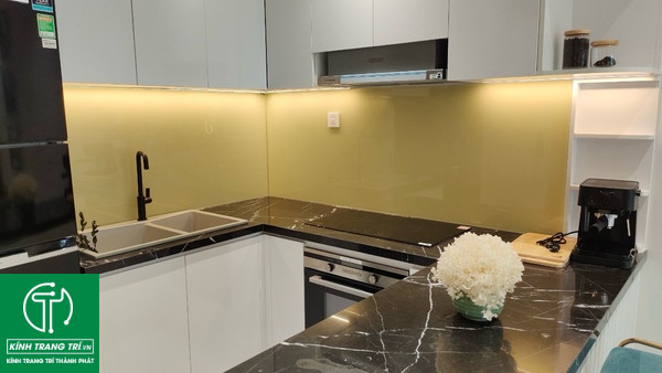 Màu Kính Bếp Hợp Gia Chủ Mệnh Kim