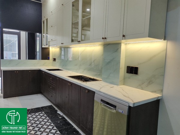 So Sánh Kính Bếp Và Gạch ốp Bếp