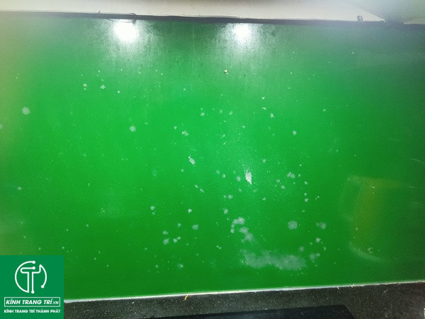 Kính Màu ốp Tường Bếp Bị Mốc