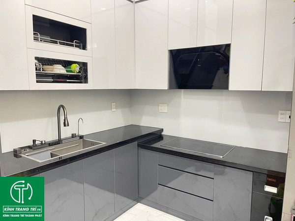 Có Nên Dùng Kính Cường Lực Bếp Không